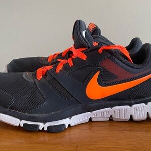 Nike Men's Sz 8 Total Core Trainers Black and Orange Athletic Shoes